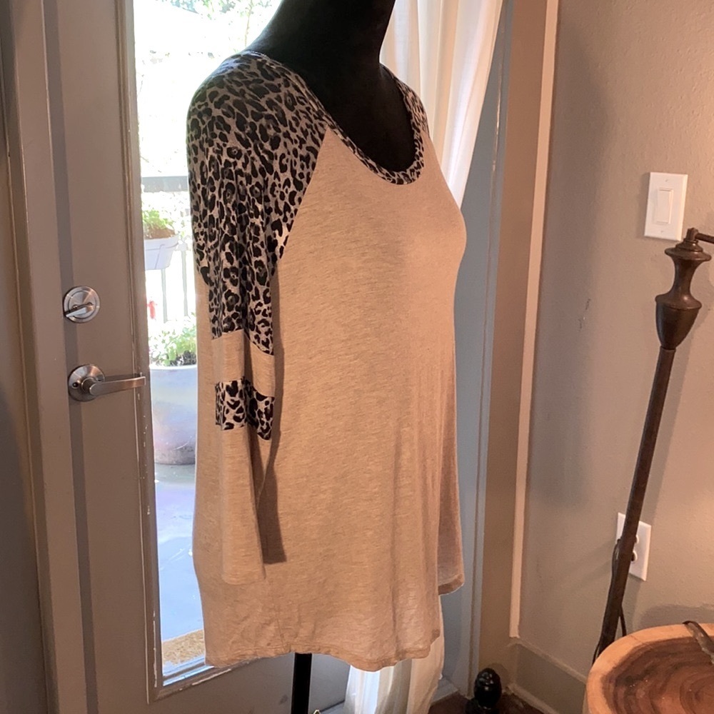 24/7 maurices Small tan & black animal print soft comfy shirt Small womens top​​ - Picture 3 of 9